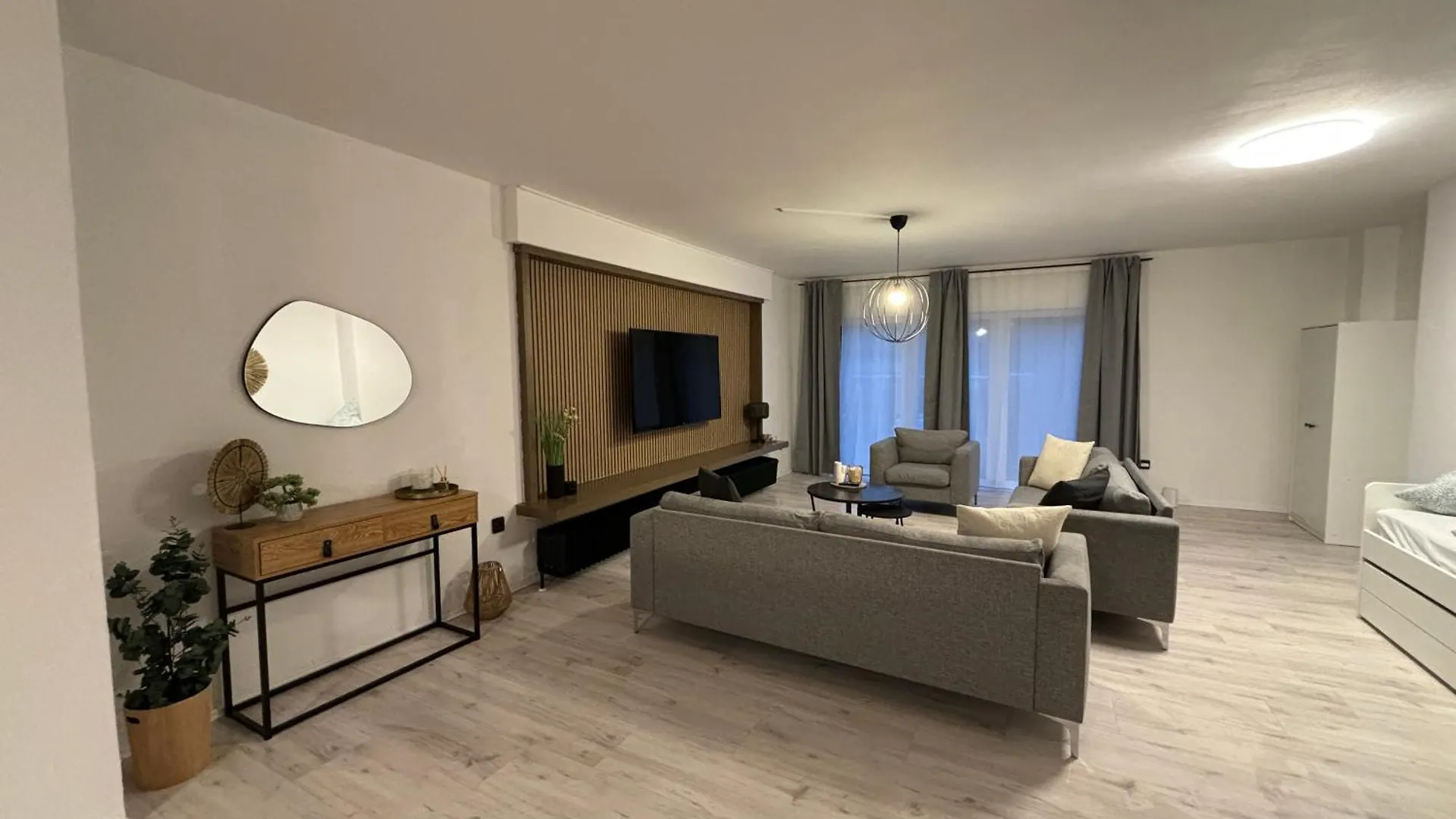 140Qm - 4 Zimmer- Parkplatz - Autobahn - Blauer See - Mallibase Apartments Garbsen